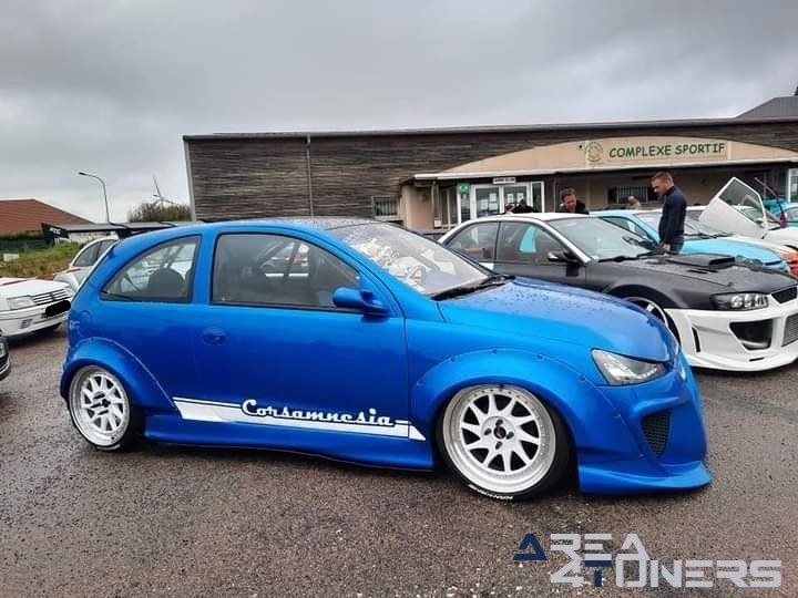 Irresistible 52
Imagen del reportaje de la revista Tuning Area4tuners.es, de la
concentración de coches Tuning del año 2021 en Montigny Le Roi Francia