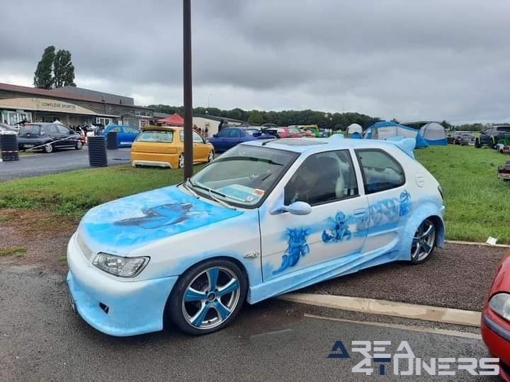 Irresistible 52
Imagen del reportaje de la revista Tuning Area4tuners.es, de la
concentración de coches Tuning del año 2021 en Montigny Le Roi Francia