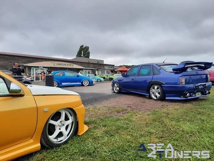Irresistible 52
Imagen del reportaje de la revista Tuning Area4tuners.es, de la
concentración de coches Tuning del año 2021 en Montigny Le Roi Francia