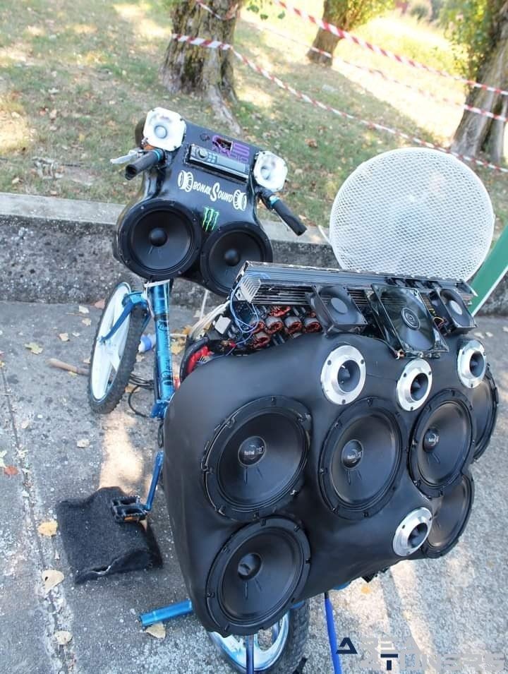 Tuning & Birra Serravalle
Imagen del reportaje de la revista Tuning Area4tuners.es, de la
concentración de coches Tuning del año 2021 en Serravalle Italia