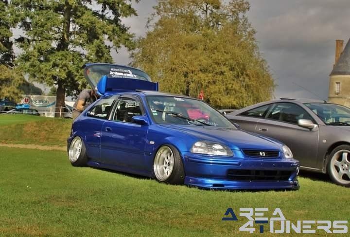 Crazy Racers
Imagen del reportaje de la revista Tuning Area4tuners.es, de la
concentración de coches Tuning del año 2021 en Chaumont En Vexis Francia