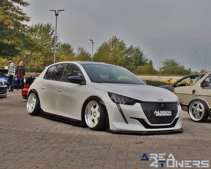 How Tuning Day 17
Imagen del reportaje de la revista Tuning Area4tuners.es, de la
concentración de coches Tuning del año 2021 en Anderlecht Bélgica