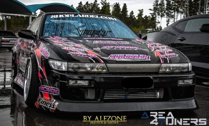 Skw's Grillkväll 2022
Imagen del reportaje de la revista Tuning Area4tuners.es, de la concentración de coches Tuning del año 2022 en Grillkväll Suecia