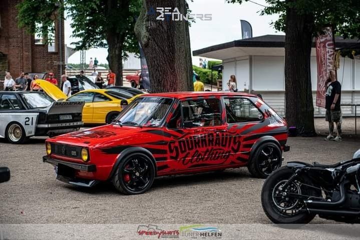 Sourkrauts Inneres Blumenpflücken
Imagen del reportaje de la revista Tuning Area4tuners.es, de la concentración de coches Tuning del año 2022 en Sourkrauts Berlín Alemania
