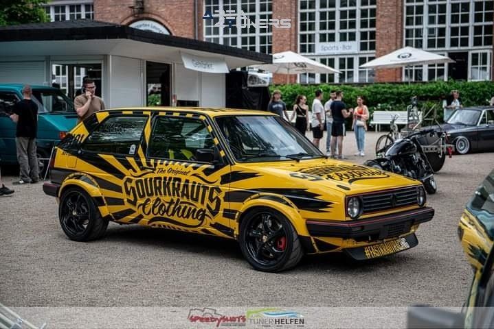 Sourkrauts Inneres Blumenpflücken
Imagen del reportaje de la revista Tuning Area4tuners.es, de la concentración de coches Tuning del año 2022 en Sourkrauts Berlín Alemania