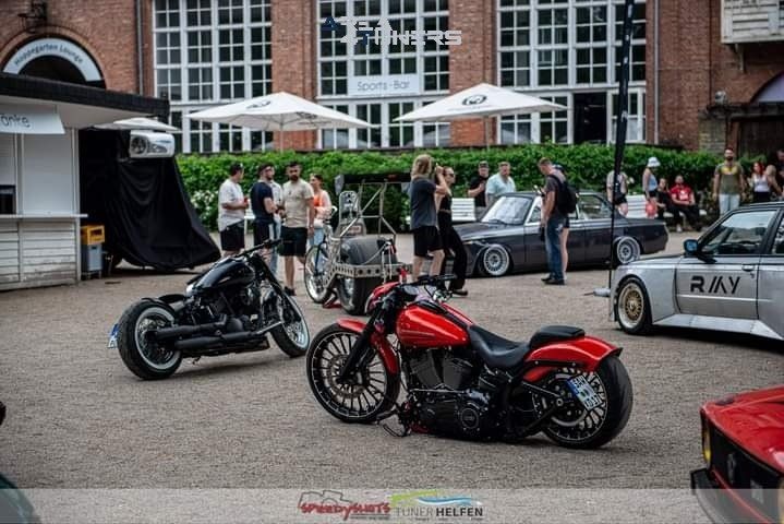 Sourkrauts Inneres Blumenpflücken
Imagen del reportaje de la revista Tuning Area4tuners.es, de la concentración de coches Tuning del año 2022 en Sourkrauts Berlín Alemania