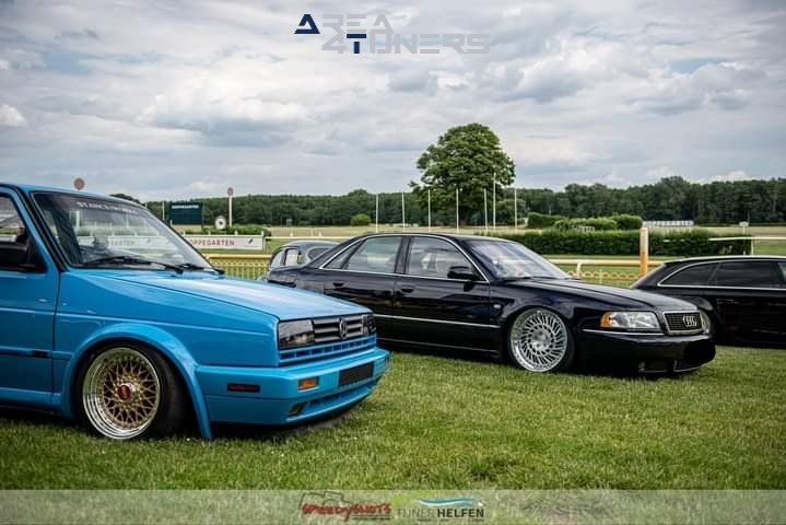 Sourkrauts Inneres Blumenpflücken
Imagen del reportaje de la revista Tuning Area4tuners.es, de la concentración de coches Tuning del año 2022 en Sourkrauts Berlín Alemania