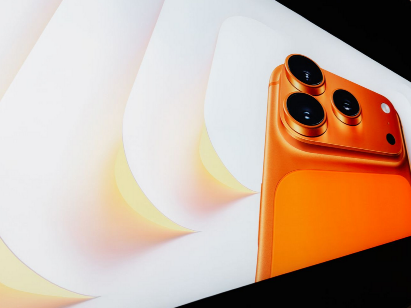 Klick zum iPhone Fotokurs Grundlagen bei Blende-16.de in der Altstadt von Nürnberg. Blende-16.de iPhone Fotokurs Grundlagen: Produktfoto eines Apple iPhon 17 Pro Max in der Farbe Cosmic Orange aus Nürnberg.