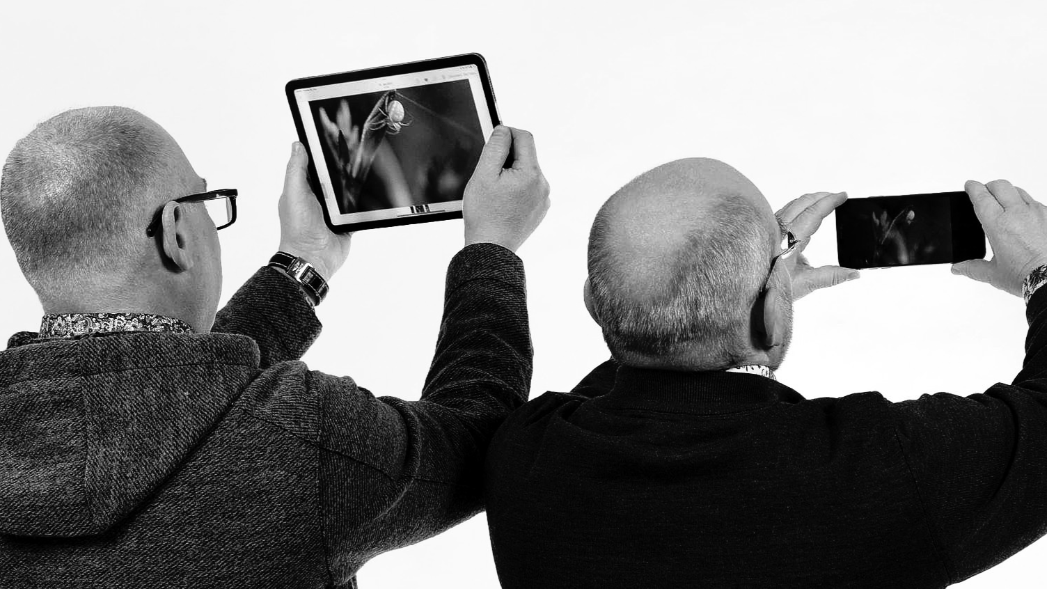 Eine Fotografin kniet im warmen Licht am Strand und blickt konzentriert durch den Sucher ihrer Kamera. Sie fotografiert in die Weite des Meeres, was die Atmosphäre und den kreativen Freiraum eines Blende-16.de Fotokurs-Gutscheins symbolisiert.