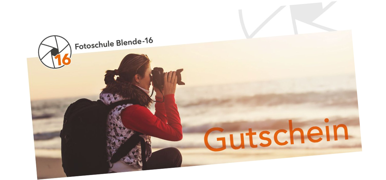 Jetzt Blende-16 Fotokurs Gutschein online kaufen Eine Fotografin mit Rucksack fotografiert am Meer. Blende-16 Fotokurs Gutschein zum Verschenken.