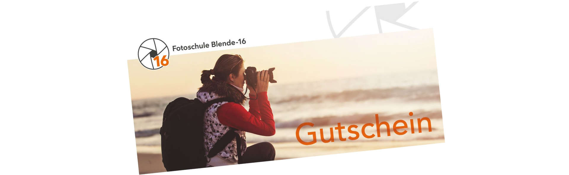 Hier geht´s zum Fotokurs Gutschein der Fotoschule Blende-16 - Fotokurse Nürnberg. Klick! Eine Fotografin mit Rucksack fotografiert ins Meer hinein. Das ist der Fotokurs Gutschein der Fotoschule Blende-16, Fotokurse Nürnberg mit Alexander Mrosek.