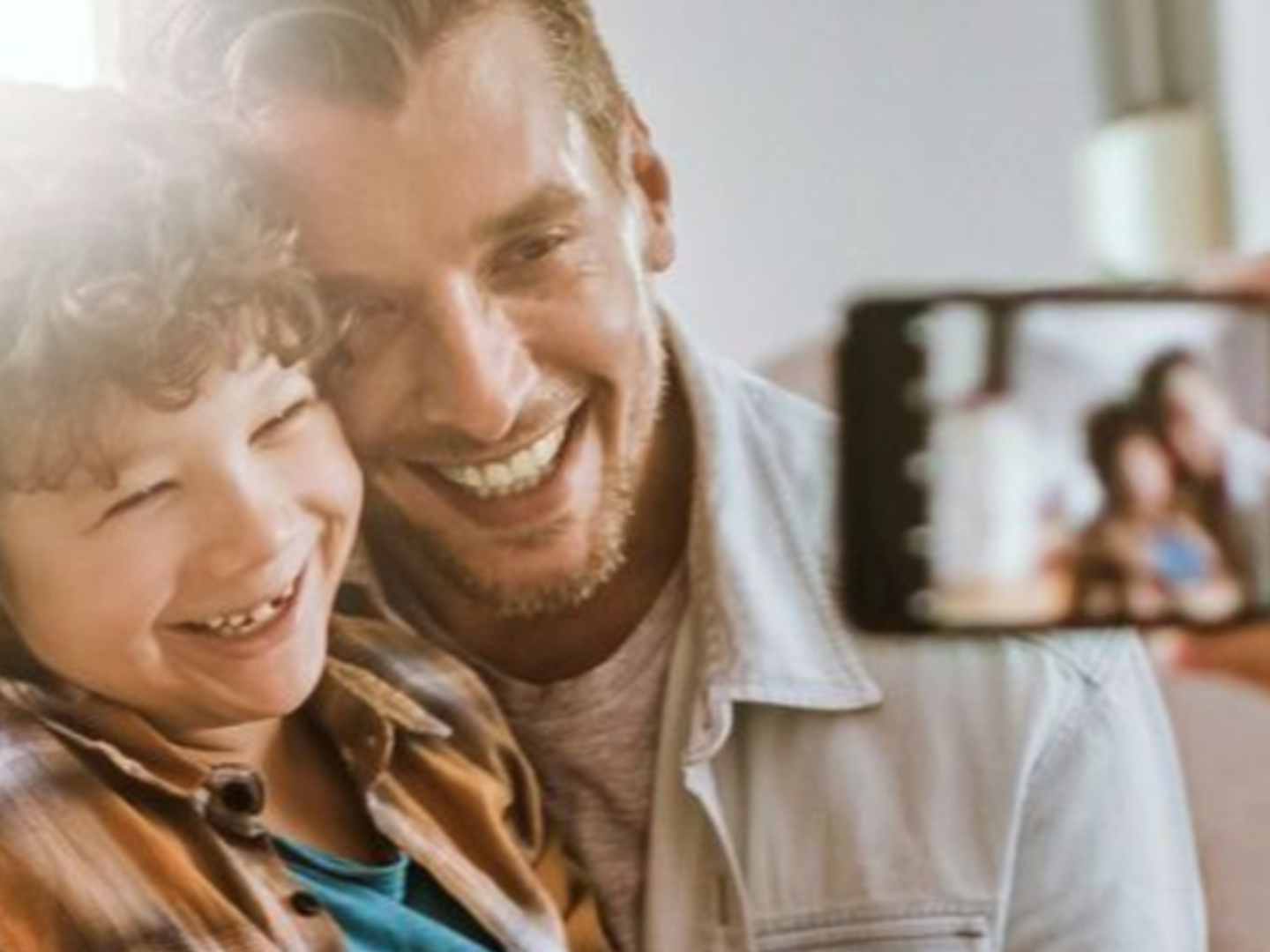 Klick zum Handy Fotokurs Grundlagen bei Blende-16.de in der Altstadt von Nürnberg. Blende-16.de Handy Fotokurs Grundlagen: Scharfes Foto von Vater mit Kind der mit dem Handy fotografiert wird.