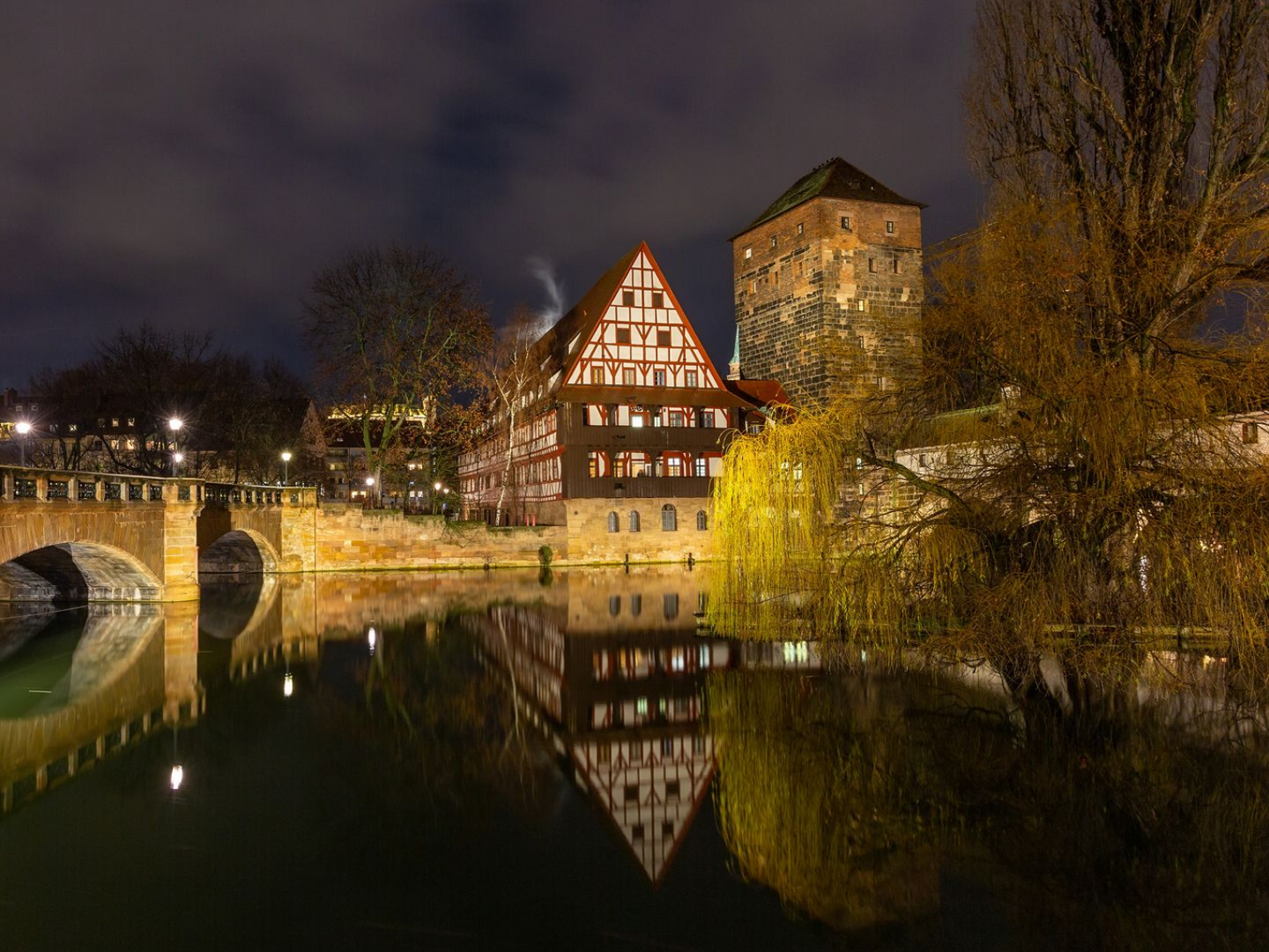 Klick zum Handy Fotokurs Nachtfotografie bei Blende-16.de in der Altstadt von Nürnberg. Handy Fotokurs Nachtfotografie bei Blende-16.de in der Altstadt von Nürnberg.