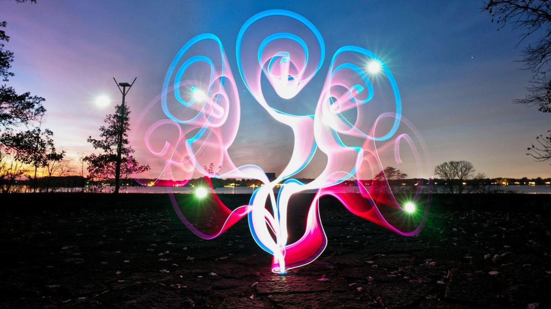 Fotokurs Lightpainting an der Fotoschule Blende-16 - Fotokurse Nürnberg. Fotokurs Lightpainting bei Fotoschule Blende-16 in Nürnberg: Fotokurse und Fotoworkshops.