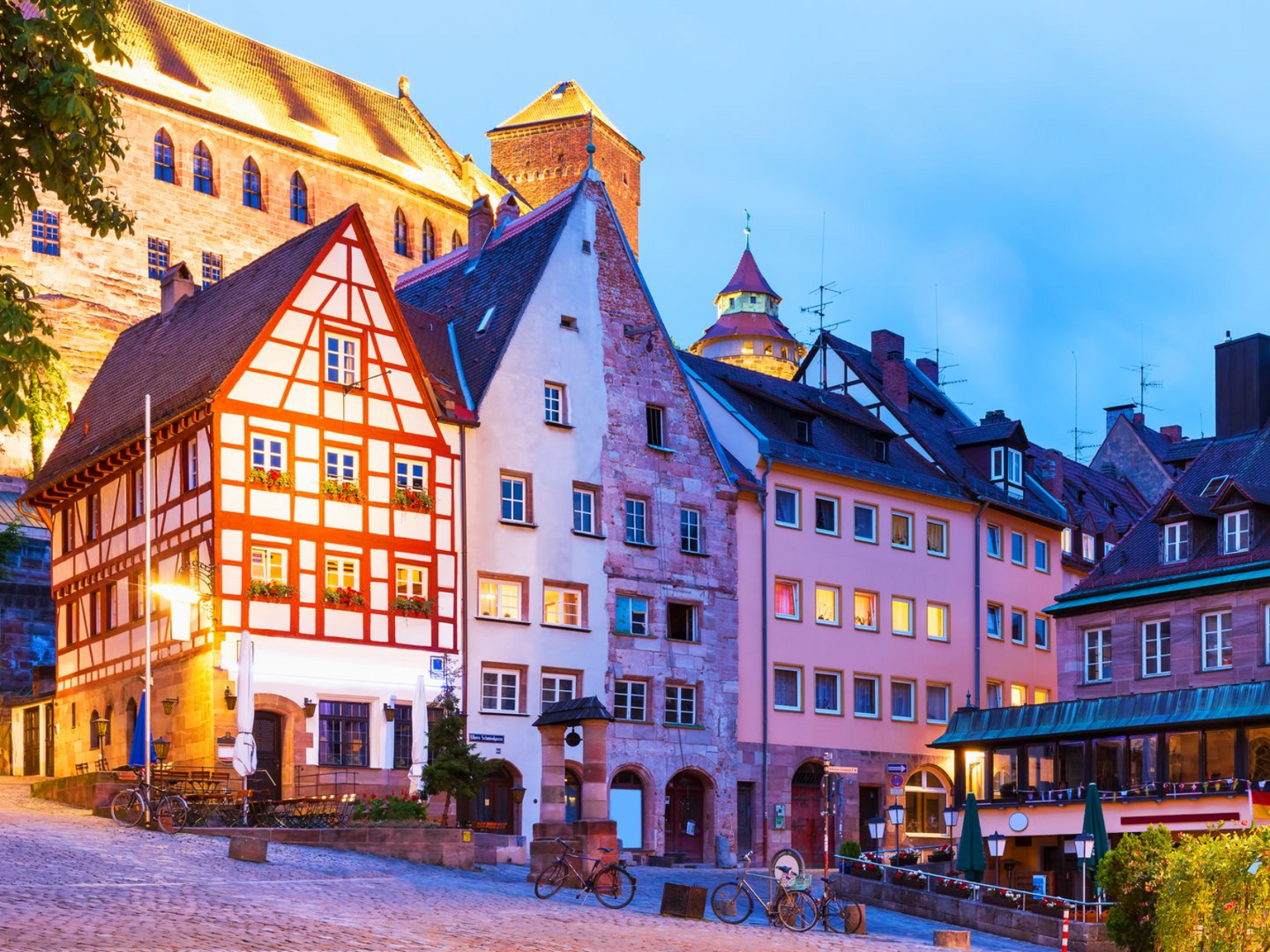 Klick zum Handy Fotokurs Blaue Stunde bei Blende-16.de in der Altstadt von Nürnberg. Handy Fotokurs Blaue Stunde bei Blende-16.de in der Altstadt von Nürnberg.