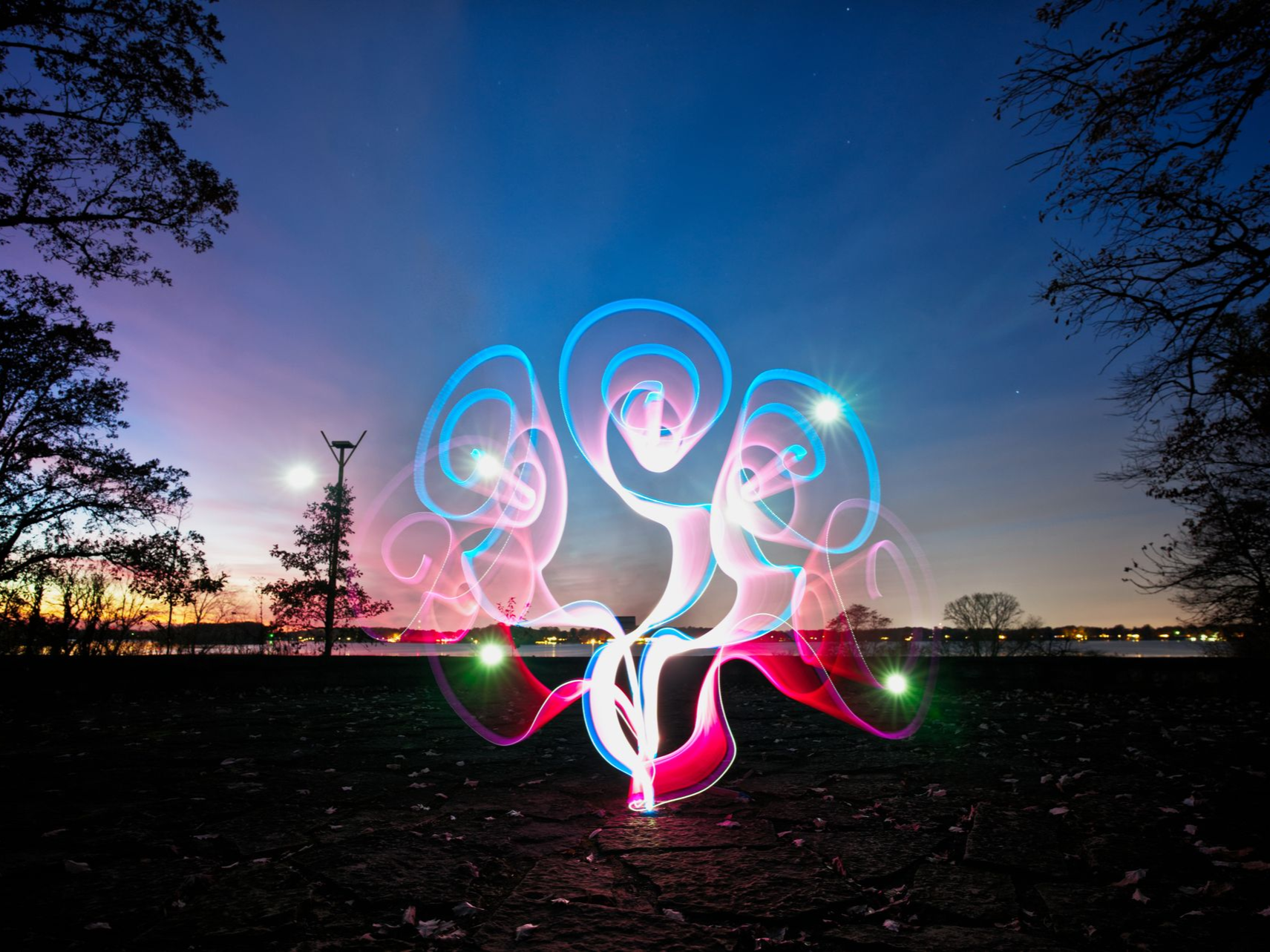 Klick zum Handy Fotokurs Light Writing bei Blende-16.de in der Altstadt von Nürnberg. Smartphone Fotokurs Light Writing Nürnberg: Lichtmalerei und Langzeitbelichtung mit dem Handy bei Blende-16.de.