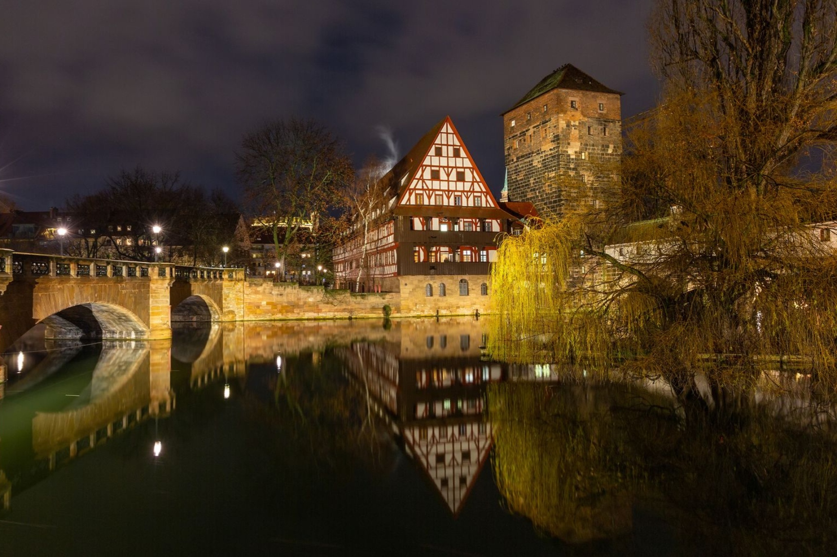 Klick zum Handy Fotokurs Nachtfotografie bei Blende-16.de in der Altstadt von Nürnberg. Smartphone Fotokurs Nachtfotografie Nürnberg: Langzeitbelichtung und Nachtaufnahmen mit dem Handy bei Blende-16.de.