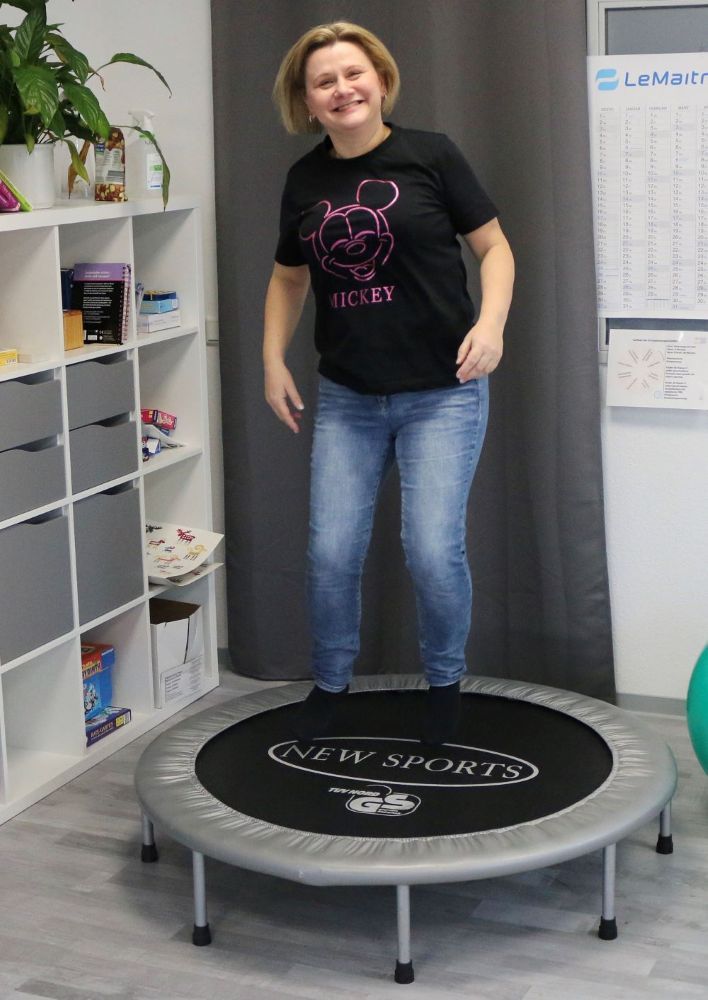 Lernen auf dem Trampolin Peggy hüpft auf dem Trampolin. Dies ist eine Metapher für Lernen auf dem Trampolin