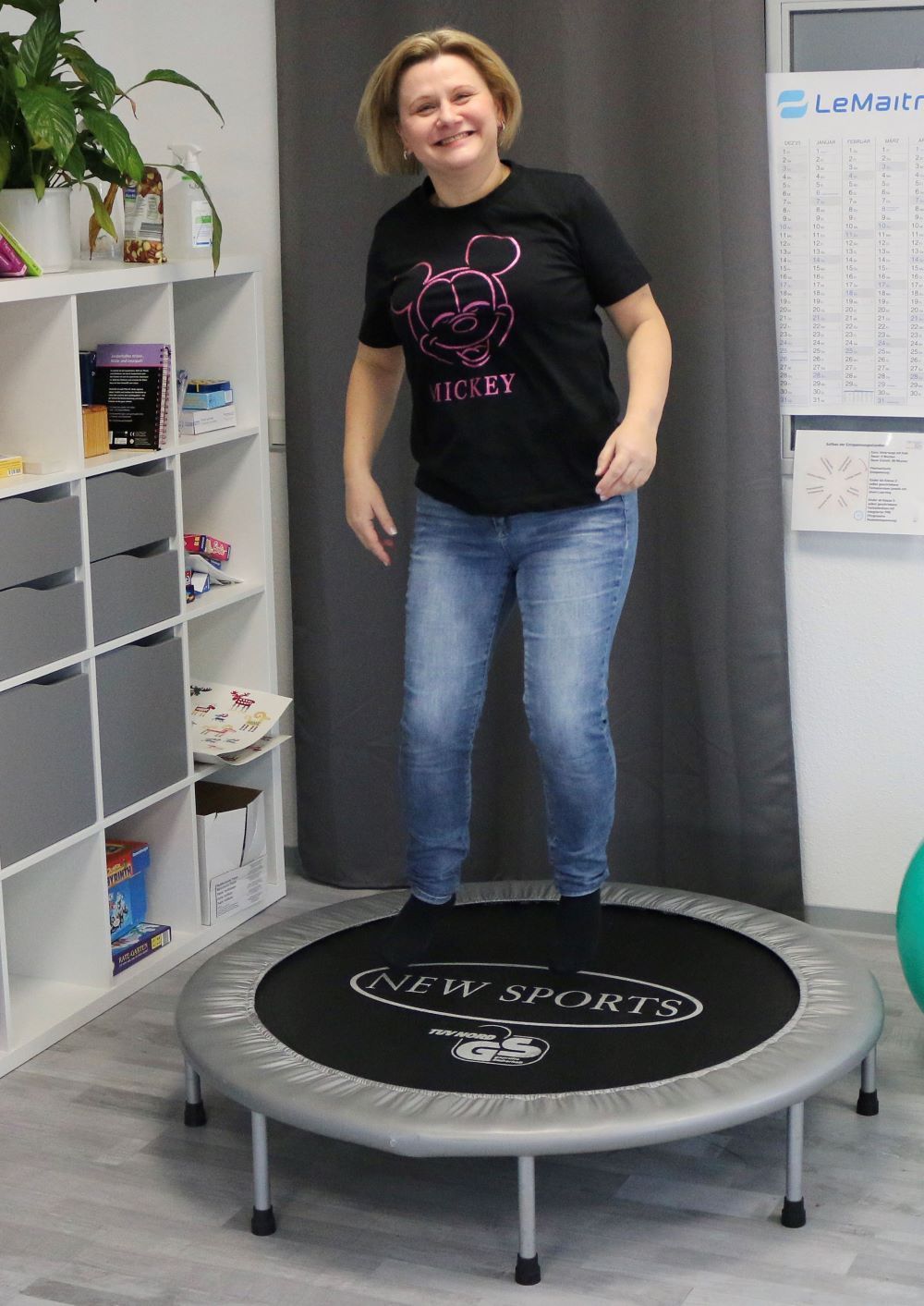 Lernen auf dem Trampolin Peggy hüpft auf dem Trampolin. Dies ist eine Metapher für Lernen auf dem Trampolin