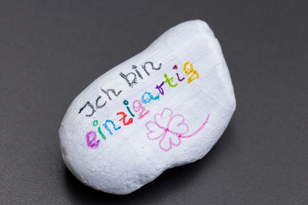 Auf dem Stein steht eine Affirmation Stärkenstein Ich bin einzigartig - Stärken stärken sind ein wichtiger Bestandteil in der Entspannung