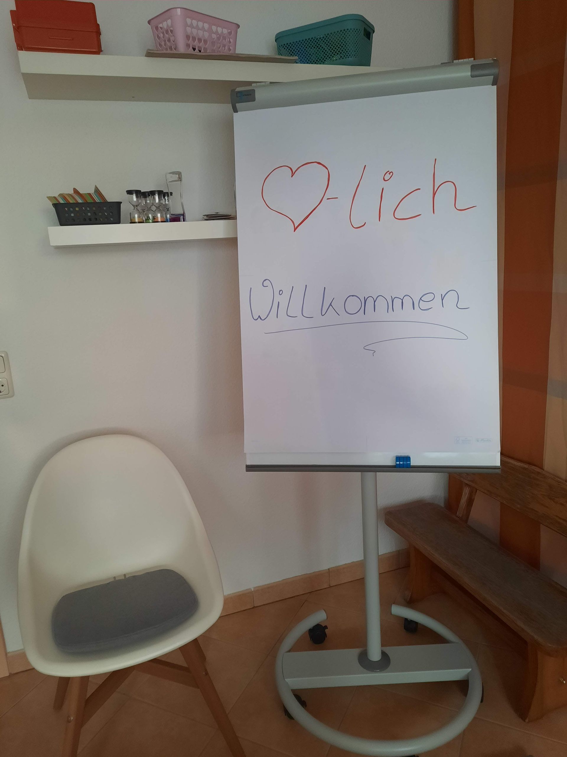 Praxis Innenansicht Praxis Innenansicht Herzlich Willkommen