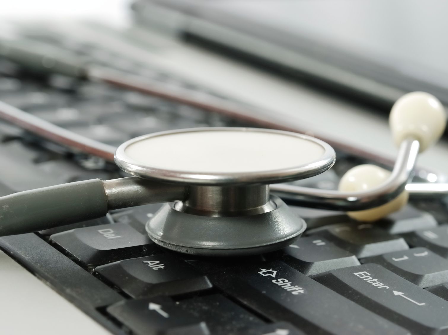Unsere Praxis Bild Stetoskop auf Tastatur