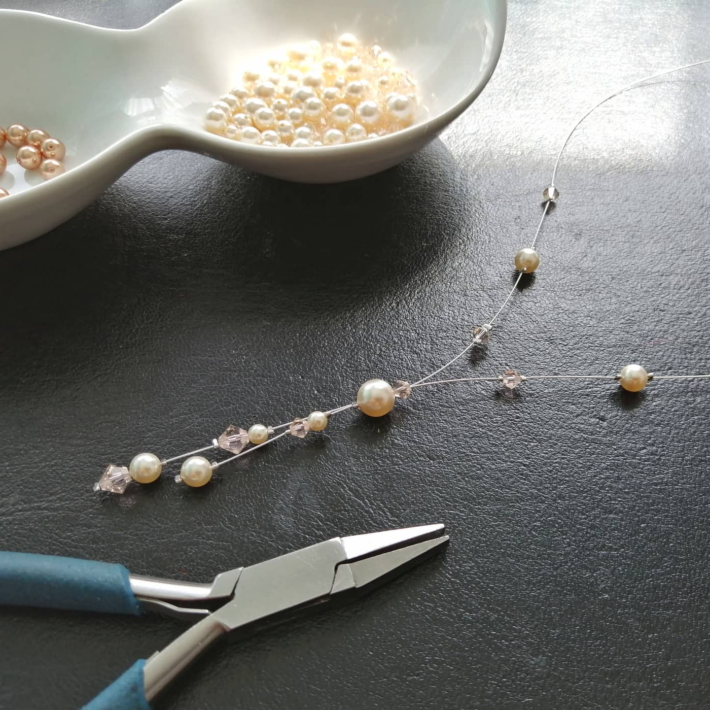 Einzeln von Hand mit Liebe zum Detail hergestellt Herstellung vom Modeschmuck, Brautschmuck mit Swarovski Perlen und Kristallen in der Schmuckwerkstatt Crystal Art Schmuckdesign in Augsburg, Deutschland. Alles wird mit viel Liebe zum Detail und pingelig genau und einzeln von Hand hergestellt. Keine Massenproduktion. Es wird erst bei Bestellung der Schmuck speziell für die Dame gefertigt.