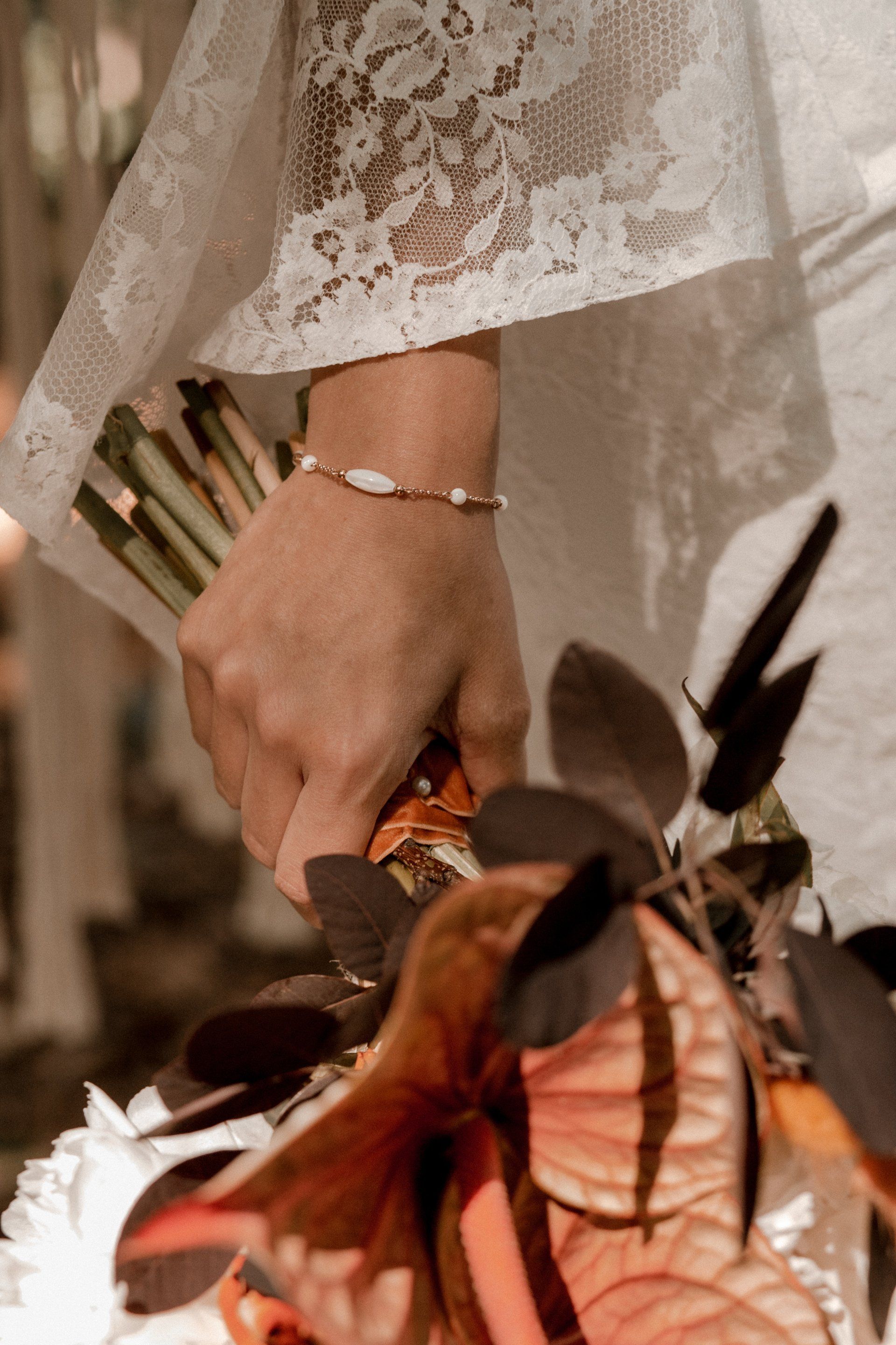 Armkette Yuna, Rosé vergoldete Kette, Ivory Perlmuttperlen und Perlmuttstifte.  In jeder Länge und Farbe bestellbar: 925er Silber, rhodiniert, rosé vergoldet, vergoldet.  Perlmutt ist ein Naturprodukt und nur in ivory erhältlich.  Ab 54 €