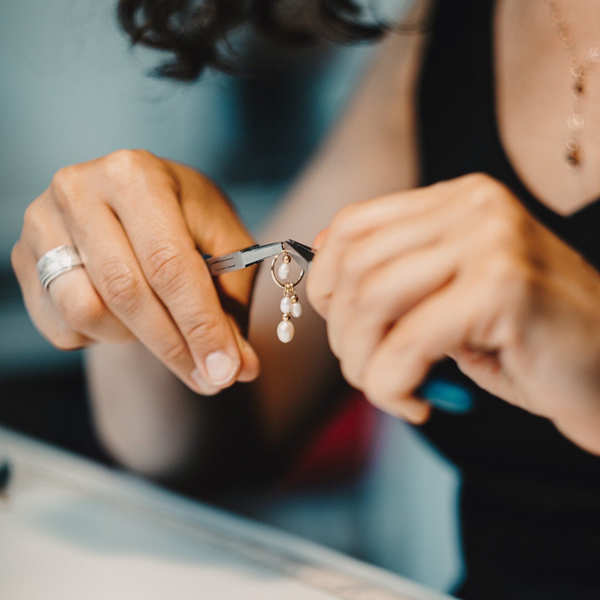 Einzeln von Hand mit Liebe zum Detail hergestellt Herstellung vom Modeschmuck, Brautschmuck mit Swarovski Perlen und Kristallen in der Schmuckwerkstatt Crystal Art Schmuckdesign in Augsburg, Deutschland. Alles wird mit viel Liebe zum Detail und pingelig genau und einzeln von Hand hergestellt. Keine Massenproduktion. Es wird erst bei Bestellung der Schmuck speziell für die Dame gefertigt.