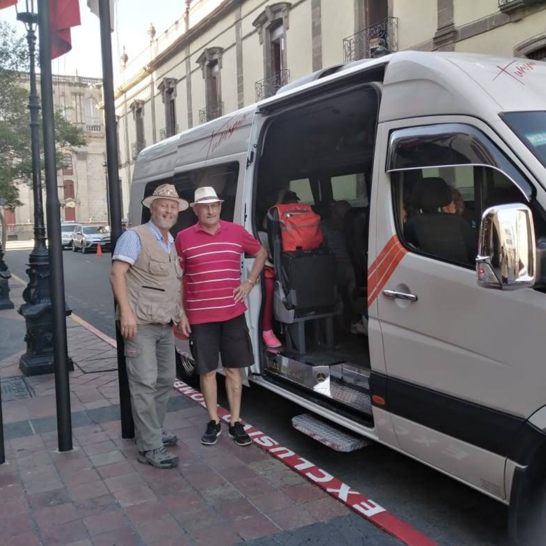 Solicita precios de Renta de camionetas con chofer para 20