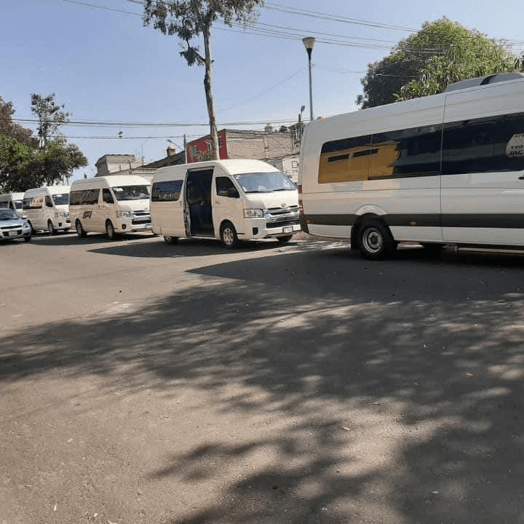 Solicita precios de Renta de camionetas con chofer para 20