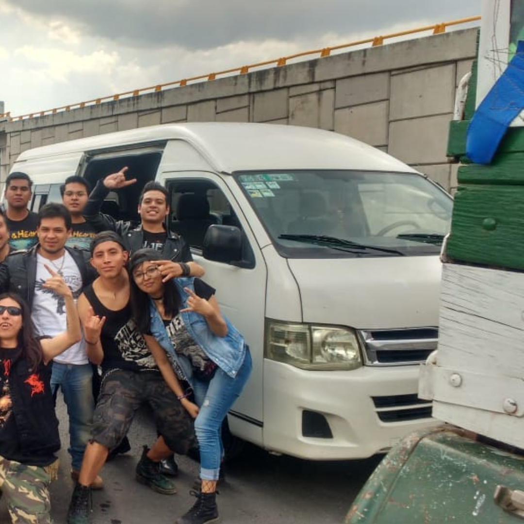 Solicita precios de Renta de camionetas con chofer para 20