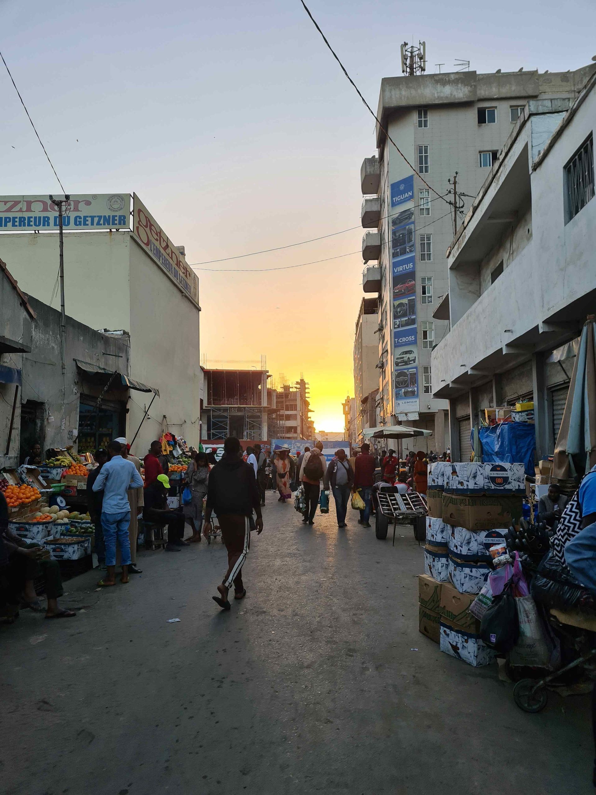 Straße in Dakar im Sonnenuntergang