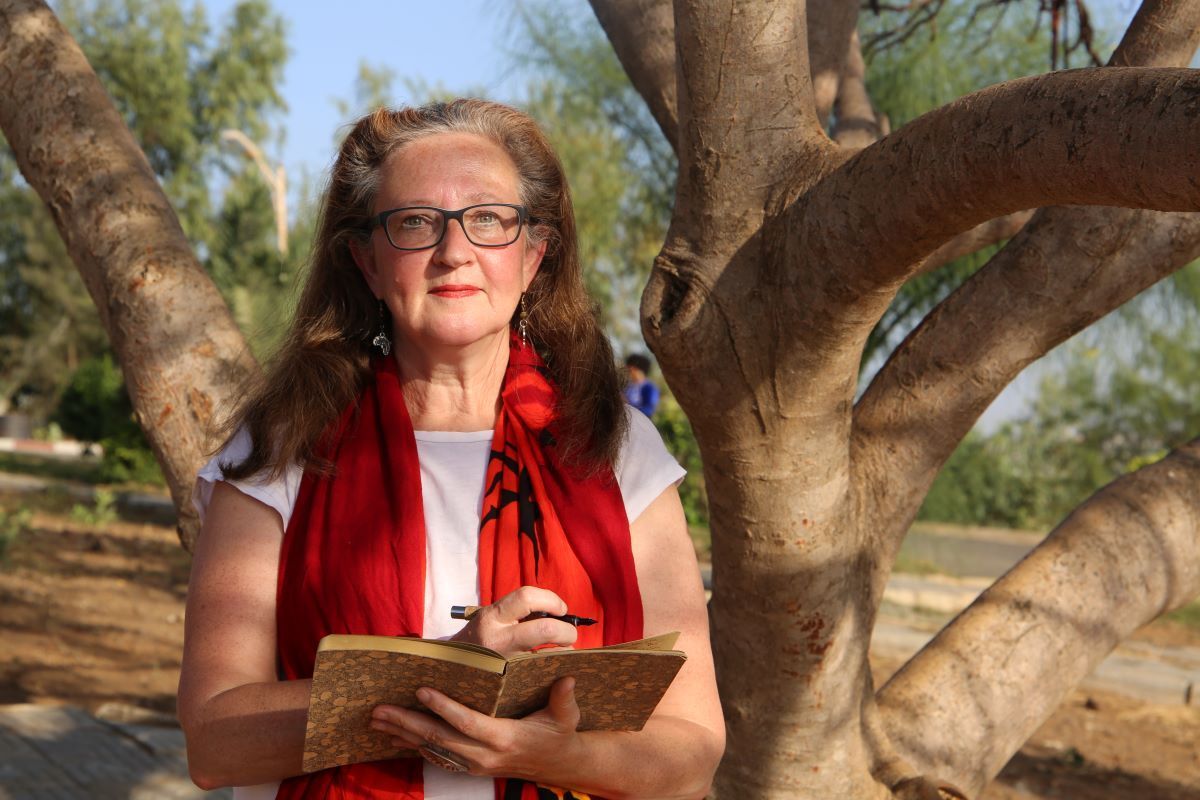 Dorrit-schreibend-vor einem-Baum