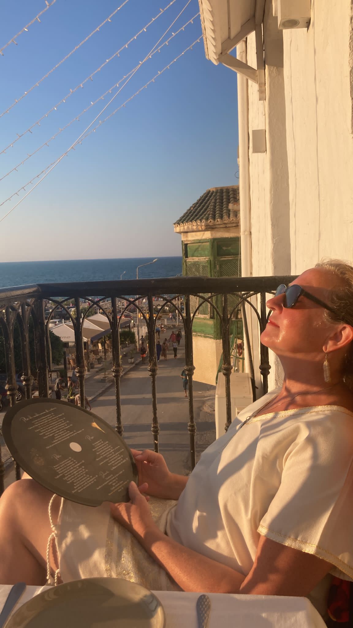 Dorrit Bartel im Sonnenuntergang am Meer