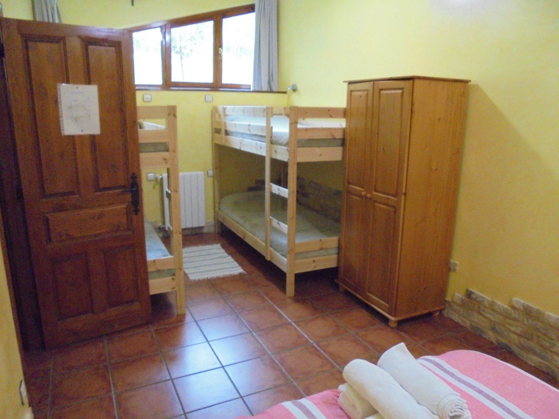 Habitación  cama de matrimonio, dos literas y baños incluidos