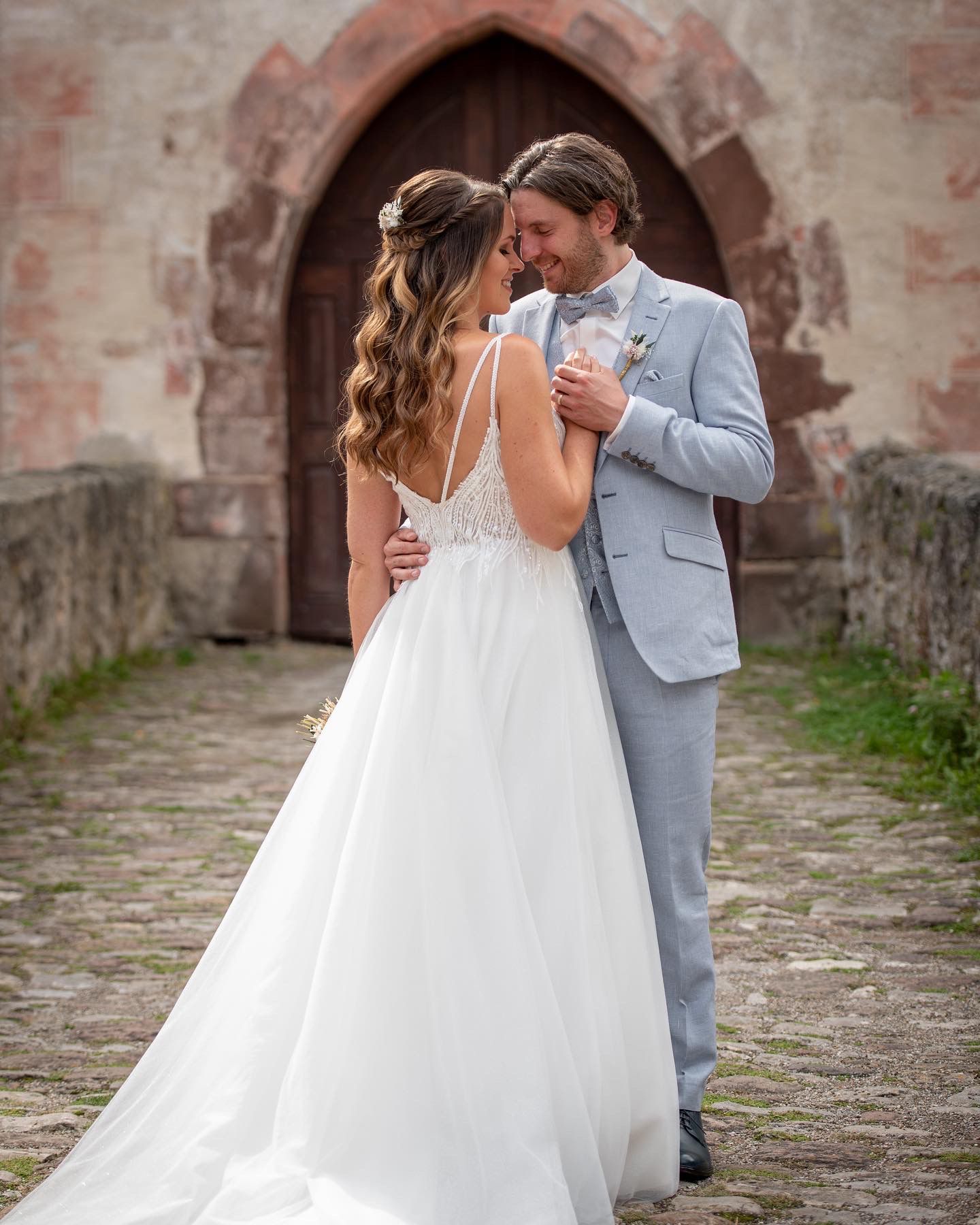Lachendes Brautpaar in Schwarzweiß, natürlicher Brautlook beim Hochzeitsshooting