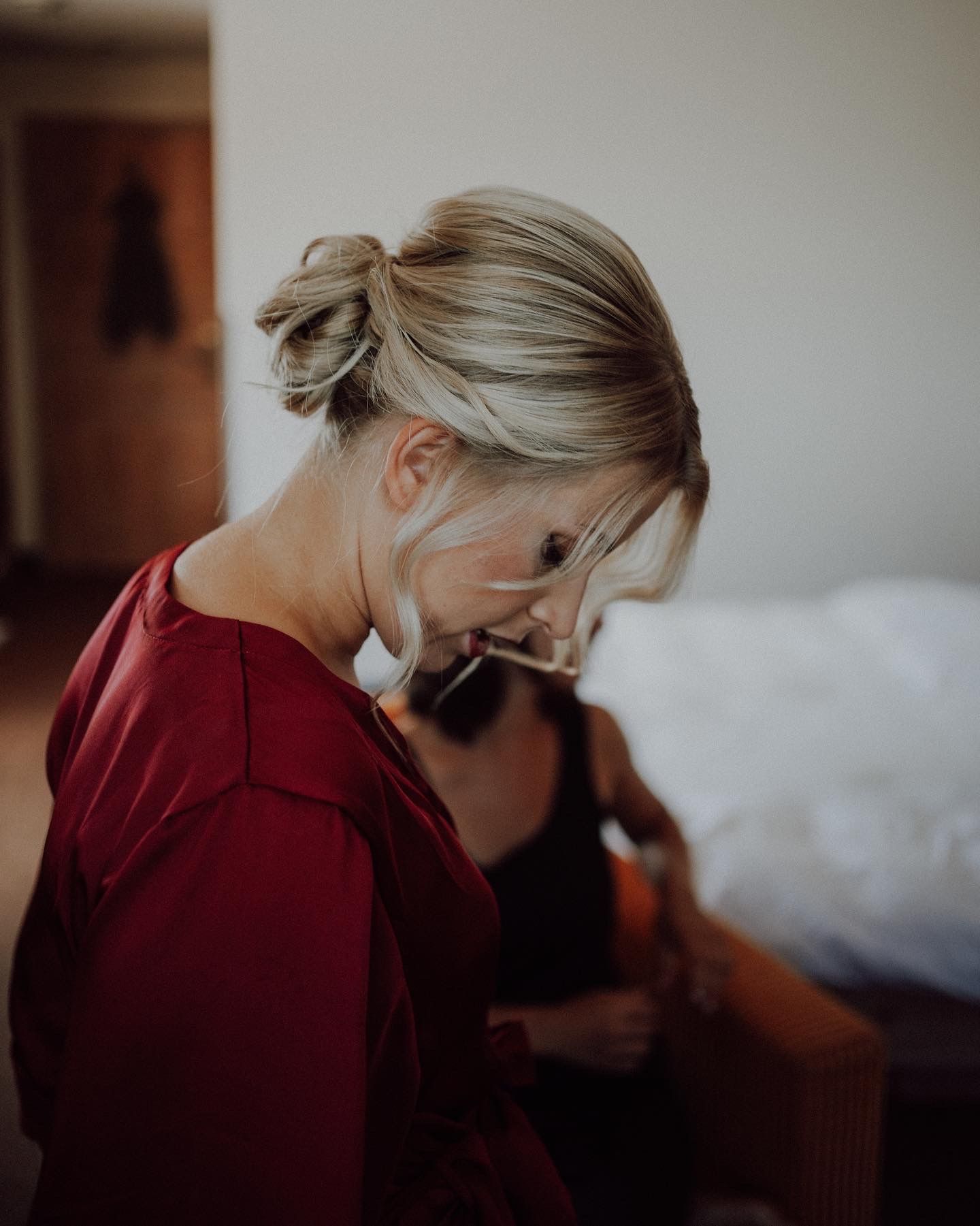 Blonde Braut mit lockerem Dutt, klassisches Brautstyling