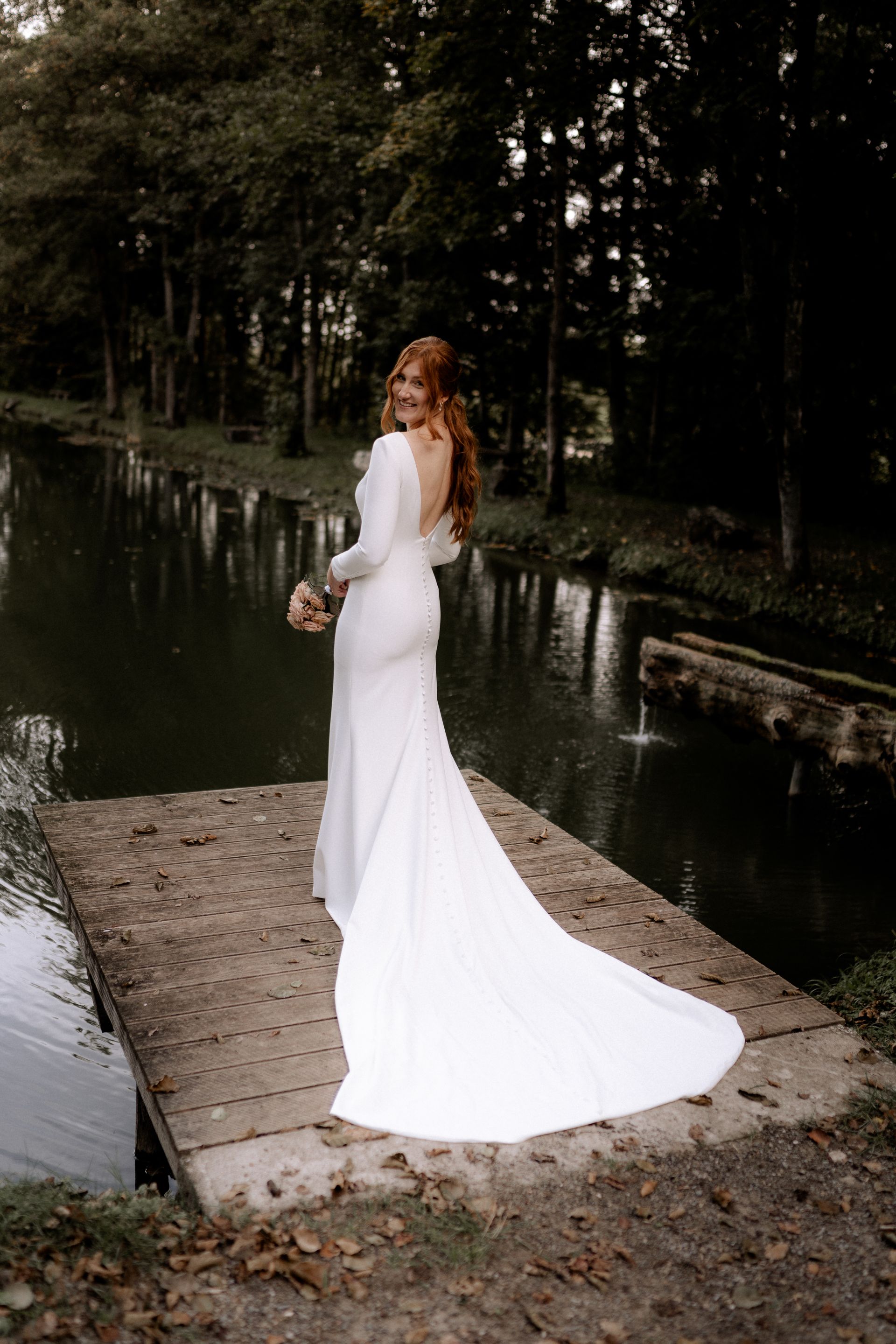 Braut in weißem Kleid im Wald, romantisches Brautstyling in der Natur