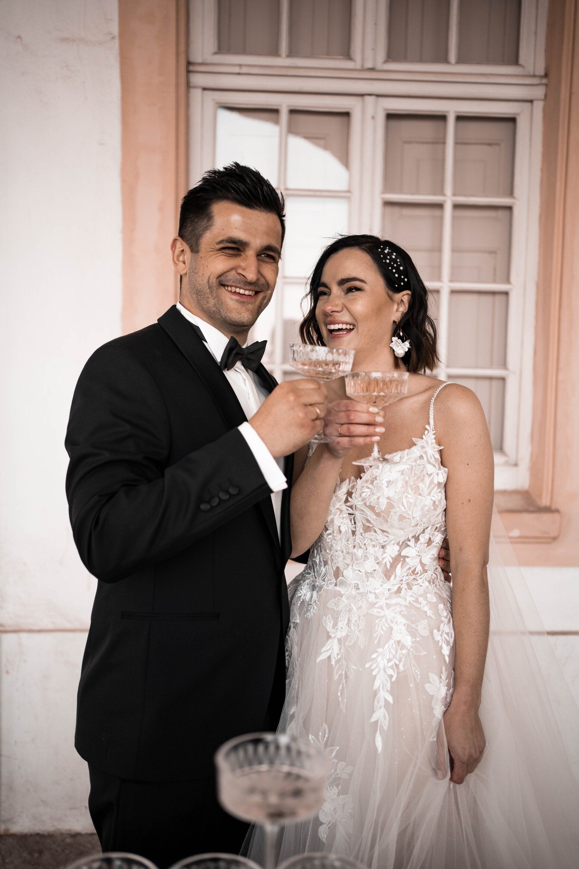 Glücklicher Bräutigam und glückliche Braut im freien.