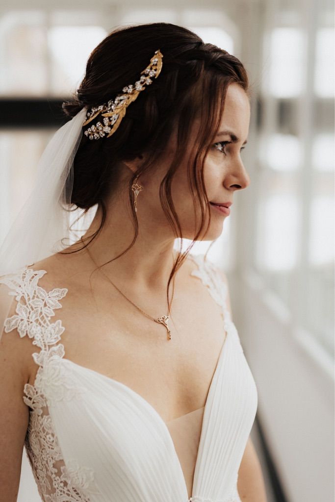 Detail der Brautfrisur mit Schleier und goldfarbenem Haarschmuck, seitliche Ansicht