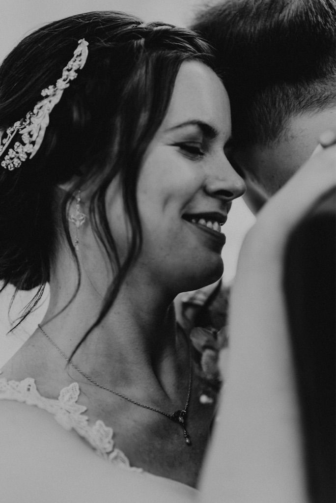 chwarzweiß Nahaufnahme, Braut mit Haarschmuck und Brautmakeup im intimen Moment