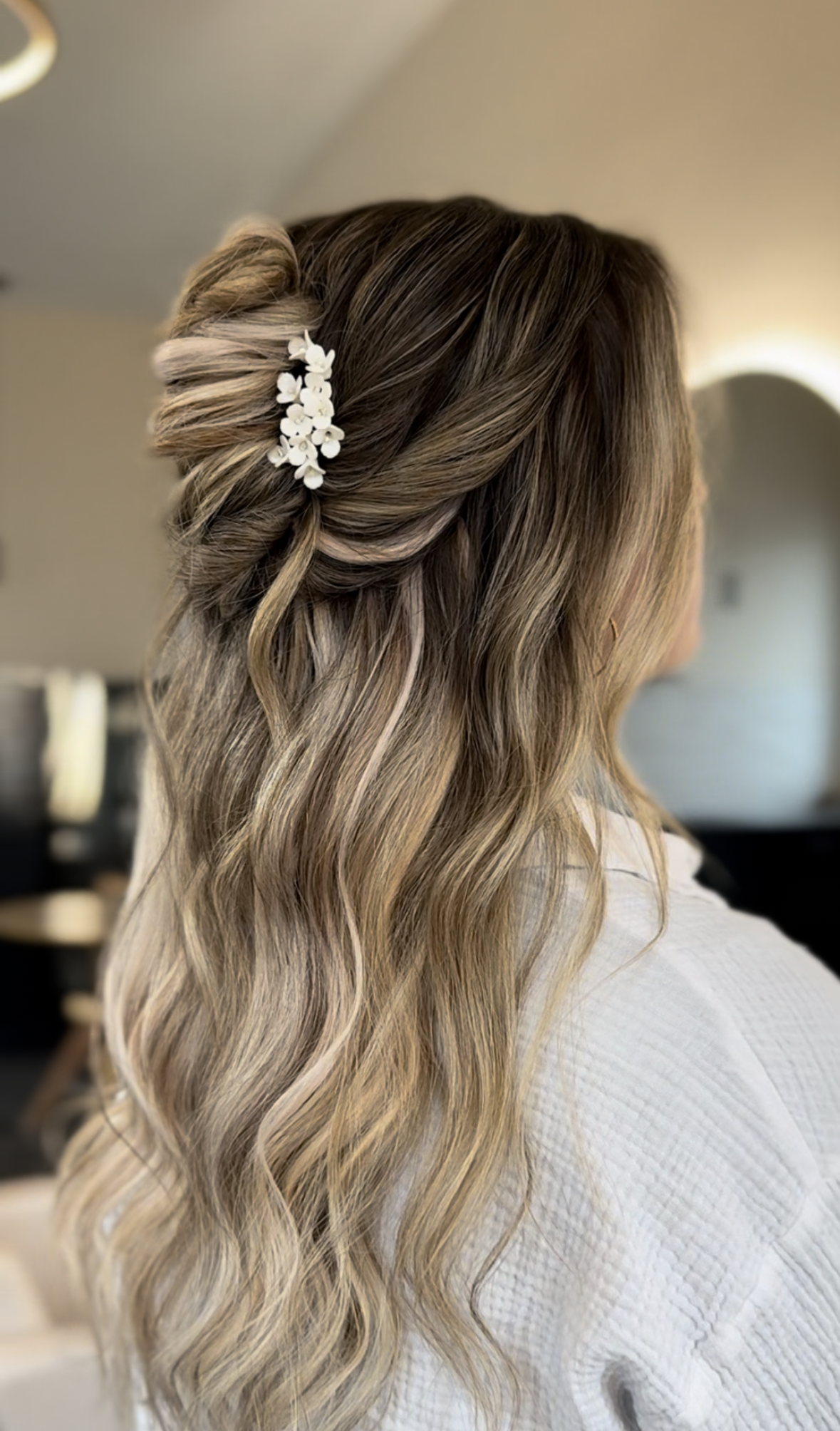 Hochzeitsfrisur mit tiefem Dutt und Perlen-Haarschmuck – Brautstyling