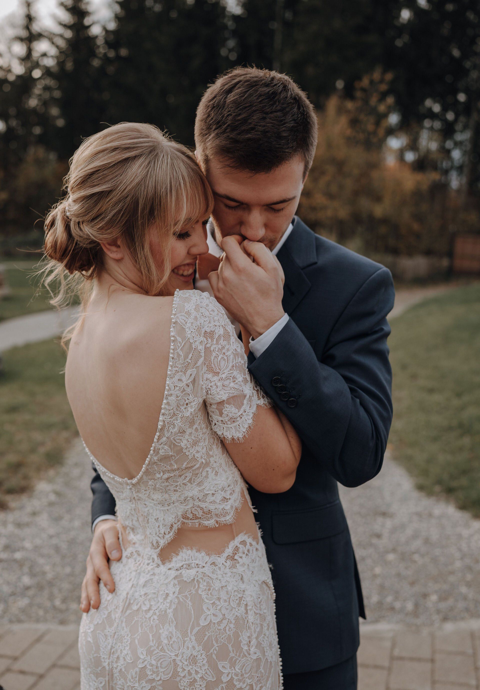 Makeup Artist trägt Lippenstift auf, Getting Ready der Braut beim Brautstyling