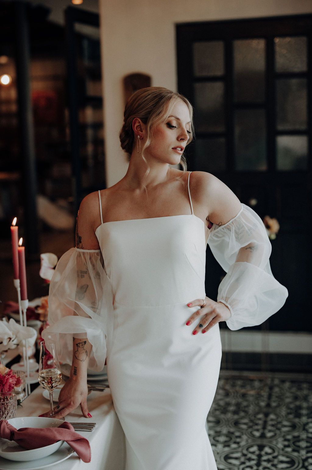 Braut Porträt im warmen Licht, elegantes Brautmakeup und gesteckter Dutt