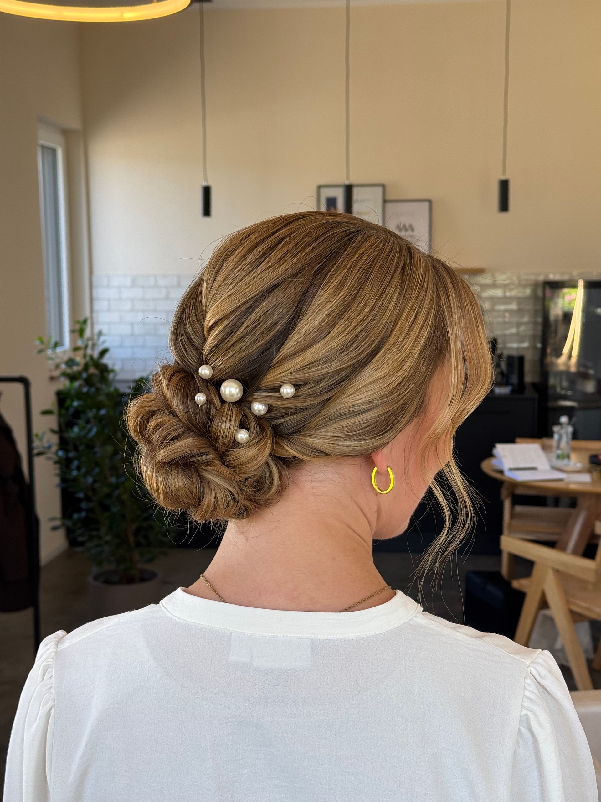 Brautfrisur mit glänzenden Wellen, kurz vor der Hochzeit