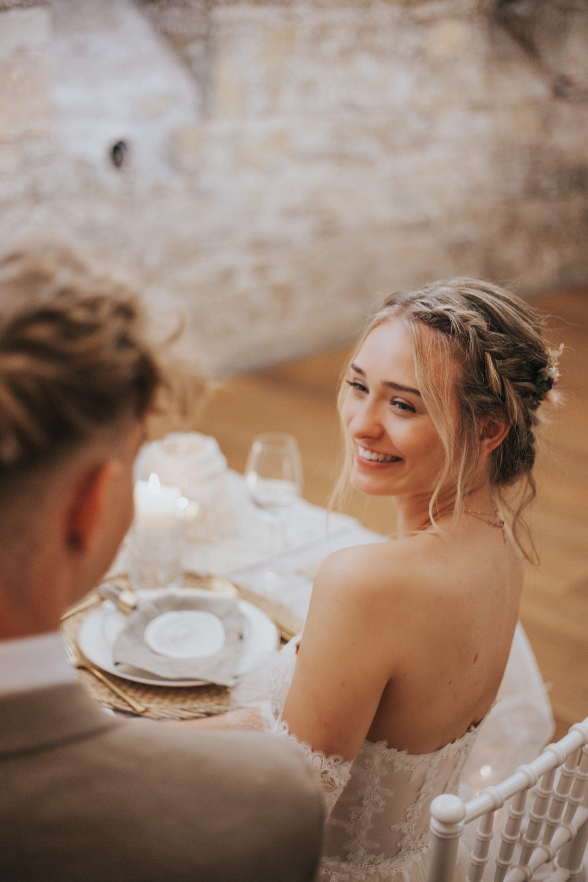 Brautpaar schaut sich in die Augen vor einer Steinwand