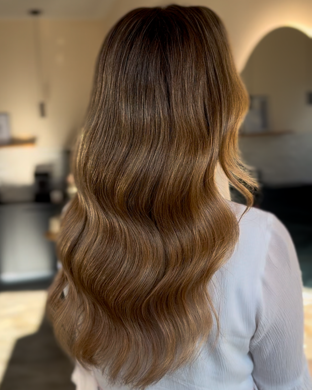 Soft gestylte Wellenfrisur von hinten, natürliches Hairstyling für Hochzeit