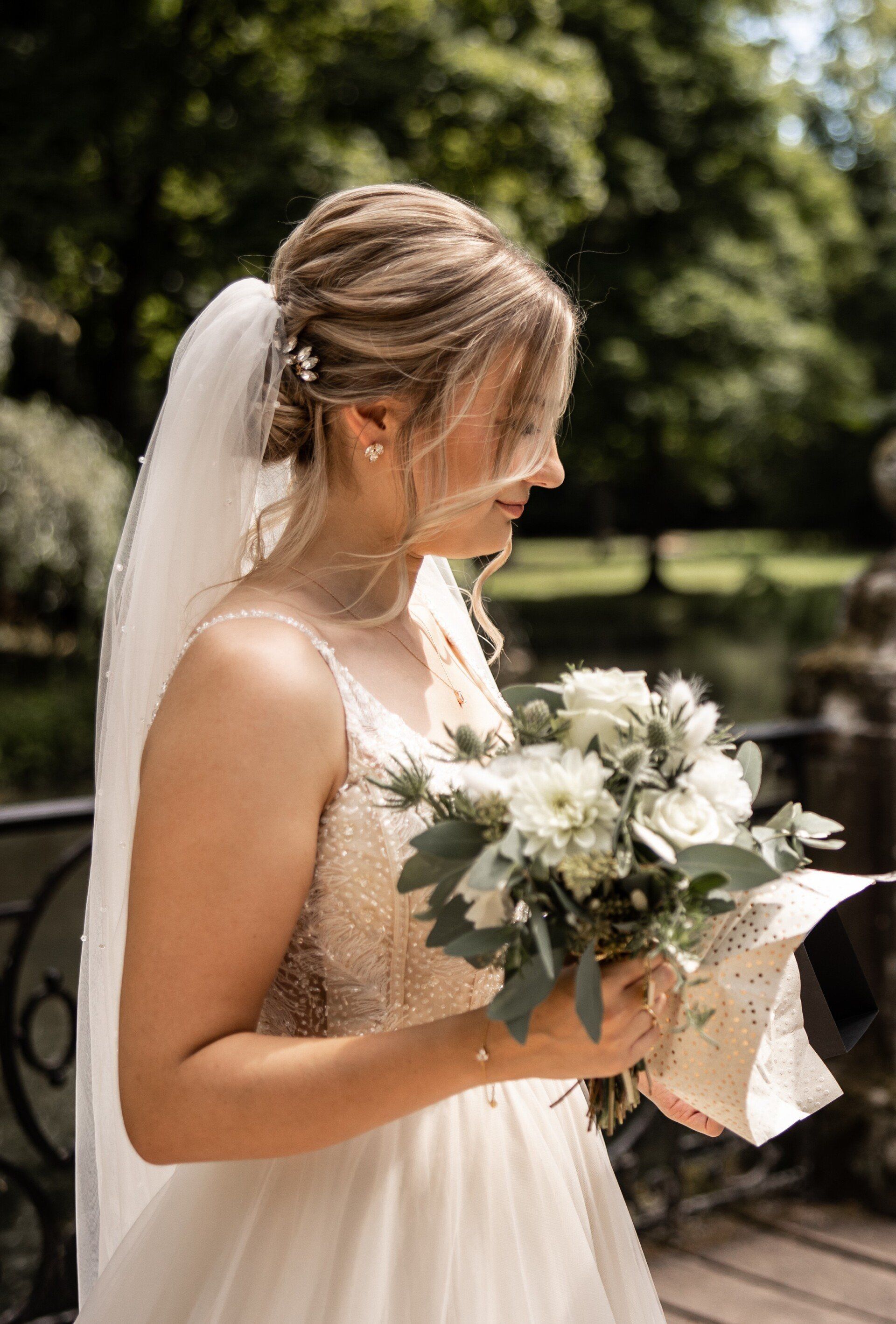geflochtener Dutt mit Schleier und Haarschmuck beim Hochzeitsstyling