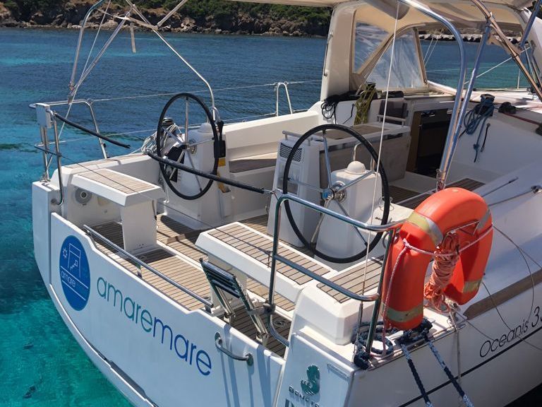 La barca a vela Duck vista da poppa